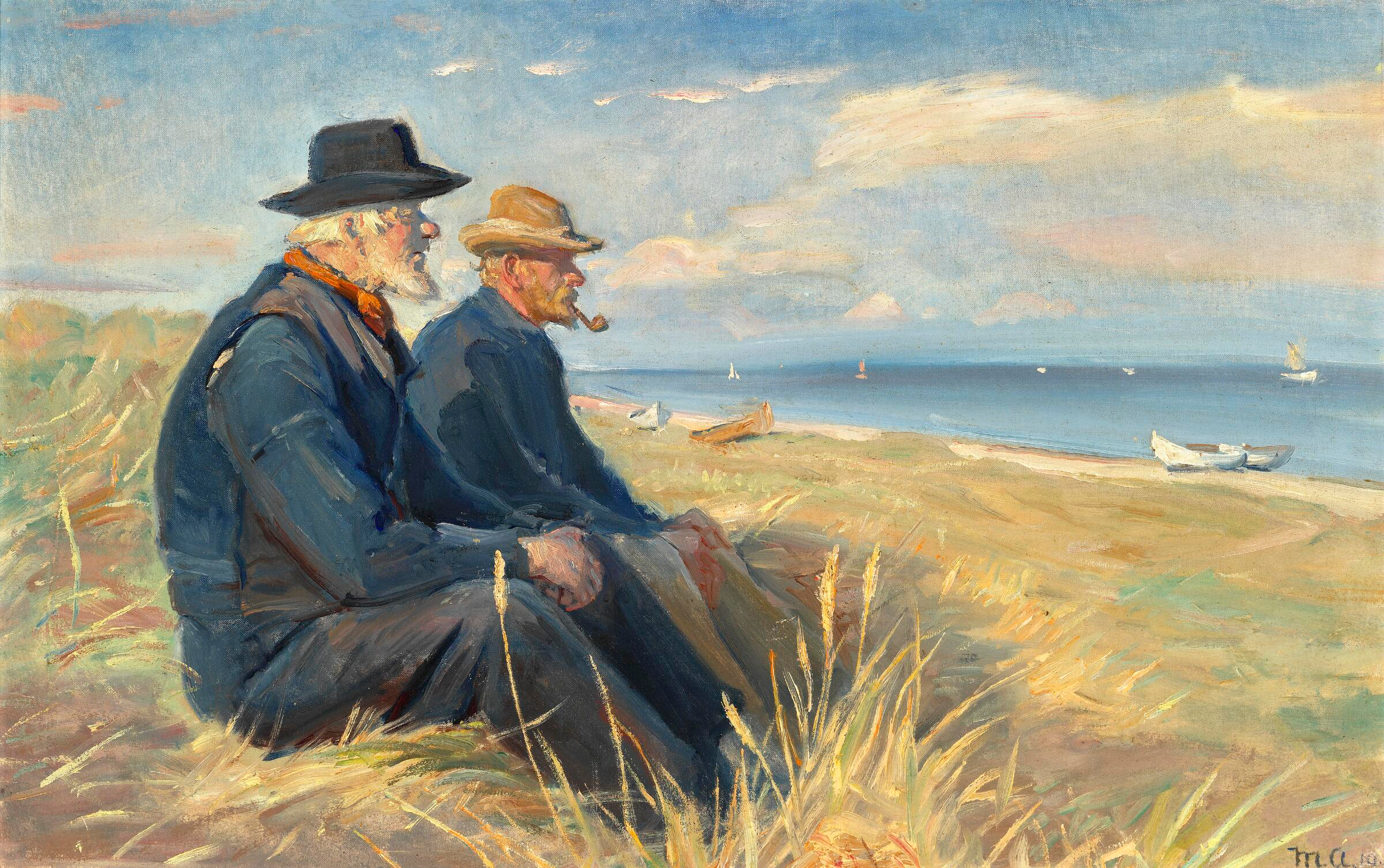 Deux pêcheurs de Skagen assis au soleil de l’après-midi sur les dunes de la plage de Skagen contemplent la mer.