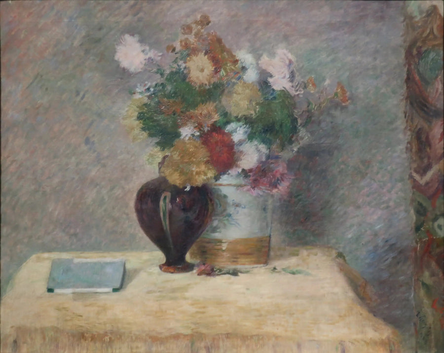 Bloemen en Japans boek op een tafel - Paul Gauguin