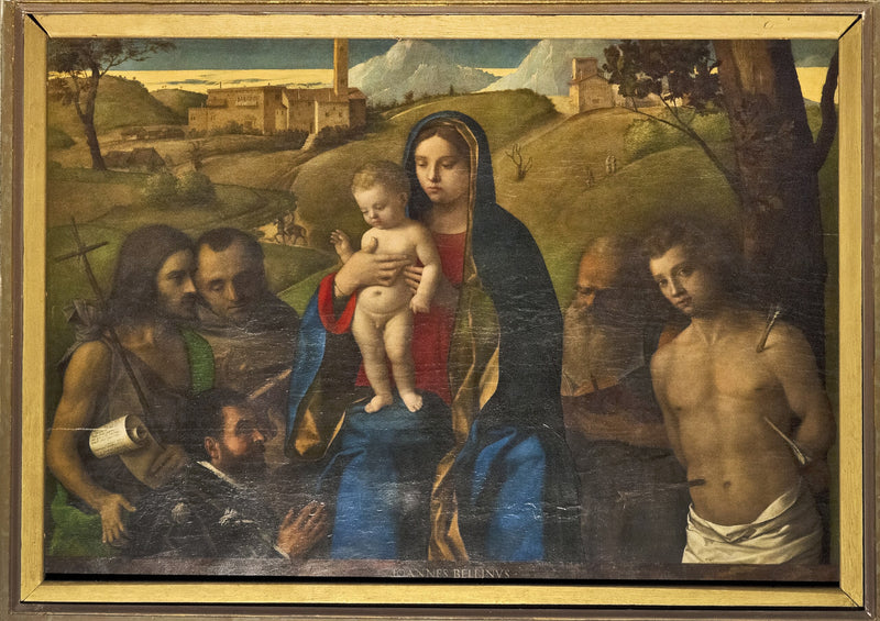 Maagd met Kind met vier heiligen (Johannes de Doper, Franciscus, Hiëronymus en Sebastiaan (van links naar rechts)) en de schenker - Giovanni Bellini
