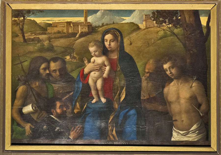 Maagd met Kind met vier heiligen (Johannes de Doper, Franciscus, Hiëronymus en Sebastiaan (van links naar rechts)) en de schenker - Giovanni Bellini